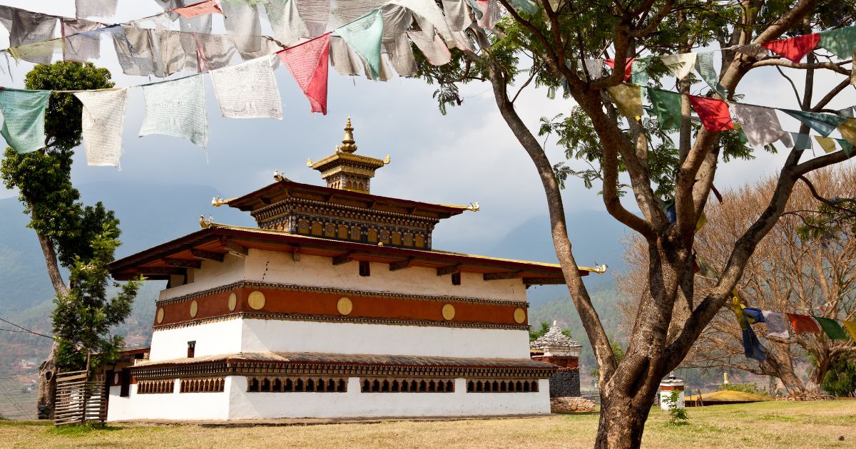 切米拉康寺 Chimi Lhakhang 不丹切米拉康寺,白牆金頂的小寺院座落於田野之間