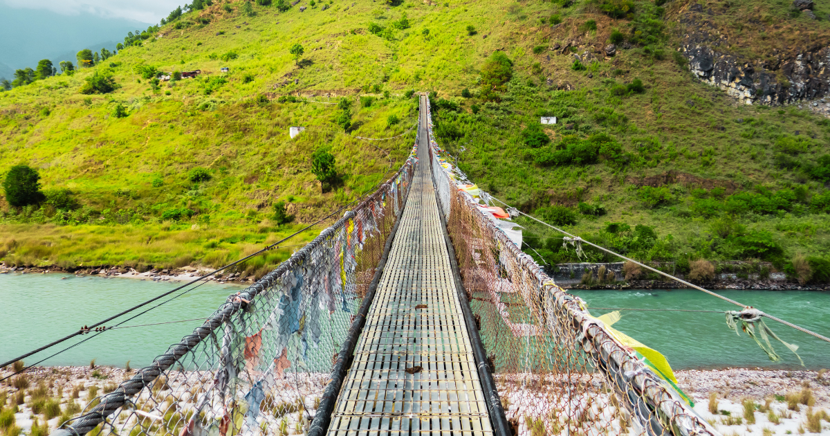 普那卡吊橋 Punakha Suspension Bridge 不丹普那卡吊橋橫跨河谷,橋身掛滿五彩經幡