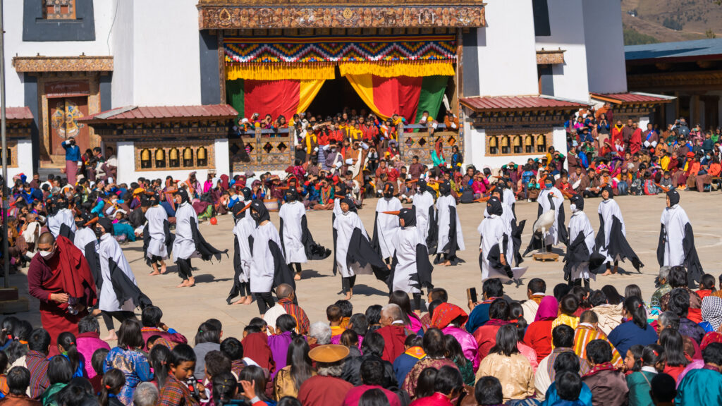 不丹岡提寺(Gangtey Monastery)前舉行的黑頸鶴節(Black-Necked Crane Festival),當地人與僧侶身穿黑頸鶴造型服裝,跳起傳統舞蹈,慶祝候鳥的到來。這是每年11月的重要文化活動,吸引眾多遊客前來觀賞。