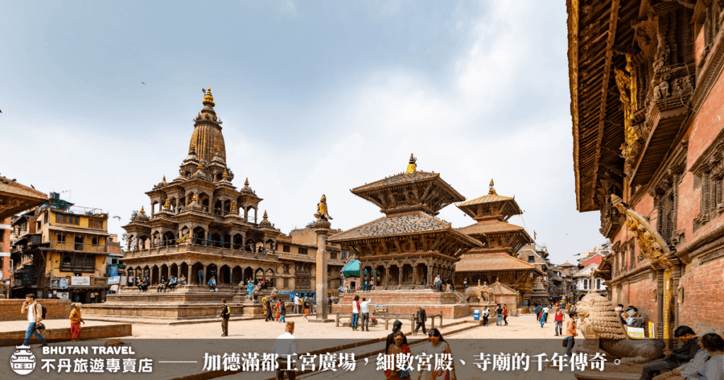 畫面展現尼泊爾加德滿都（Kathmandu）王宮廣場的壯麗場景，畫面中央是擁有層層簷頂與精緻雕刻的寺廟建築，右側建築細節富麗，屋簷雕龍畫鳳。廣場上遊人穿梭，營造出濃厚的生活氛圍與歷史交織感。遠處可見歷經數百年風霜的石柱與神龕建築，訴說著千年古都的宗教傳說與王朝榮光，適合用來表現加德滿都文化厚度與尼泊爾建築藝術特色。