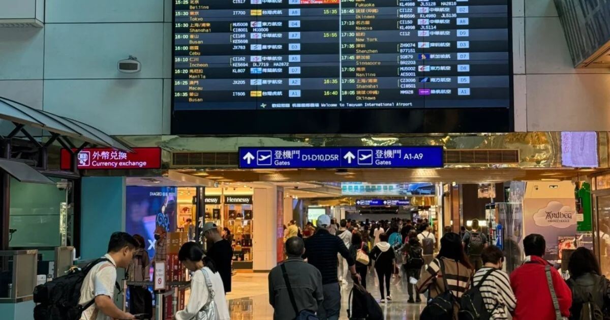 桃園機場出境大廳與航班資訊看板