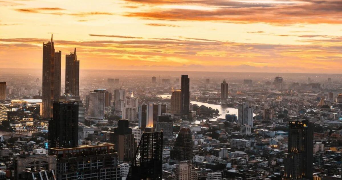曼谷夕陽下的天際線全景