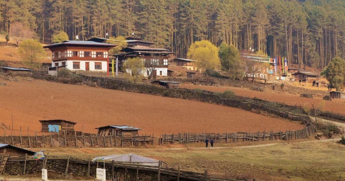不丹的Phobjikha山谷，景色宜人，周圍是青山和傳統不丹建築。