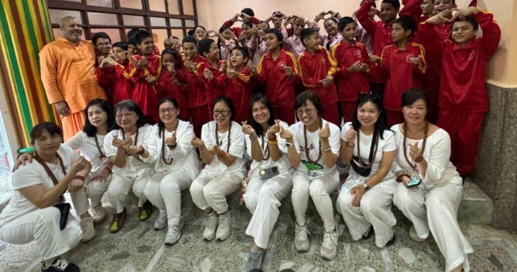 不丹旅遊團體與當地人民合照