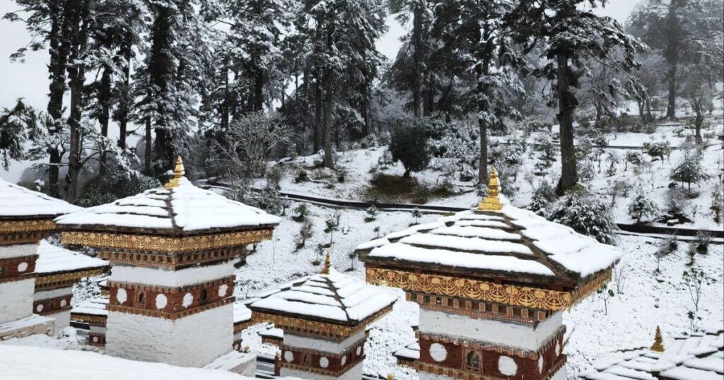 不丹冬季雪景:108佛塔白雪覆蓋的壯麗畫面