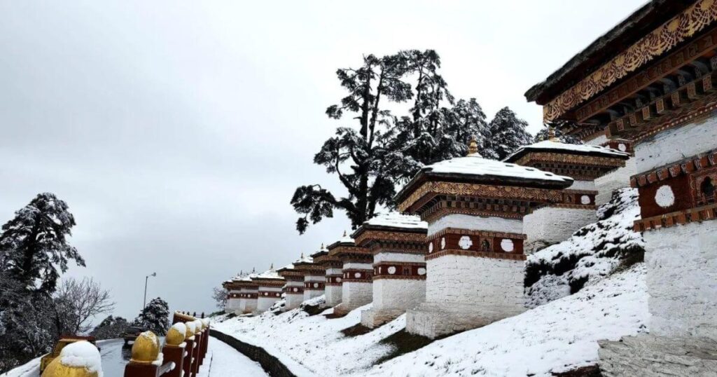 不丹冬季雪景:108佛塔與雪地步道的靜謐美感