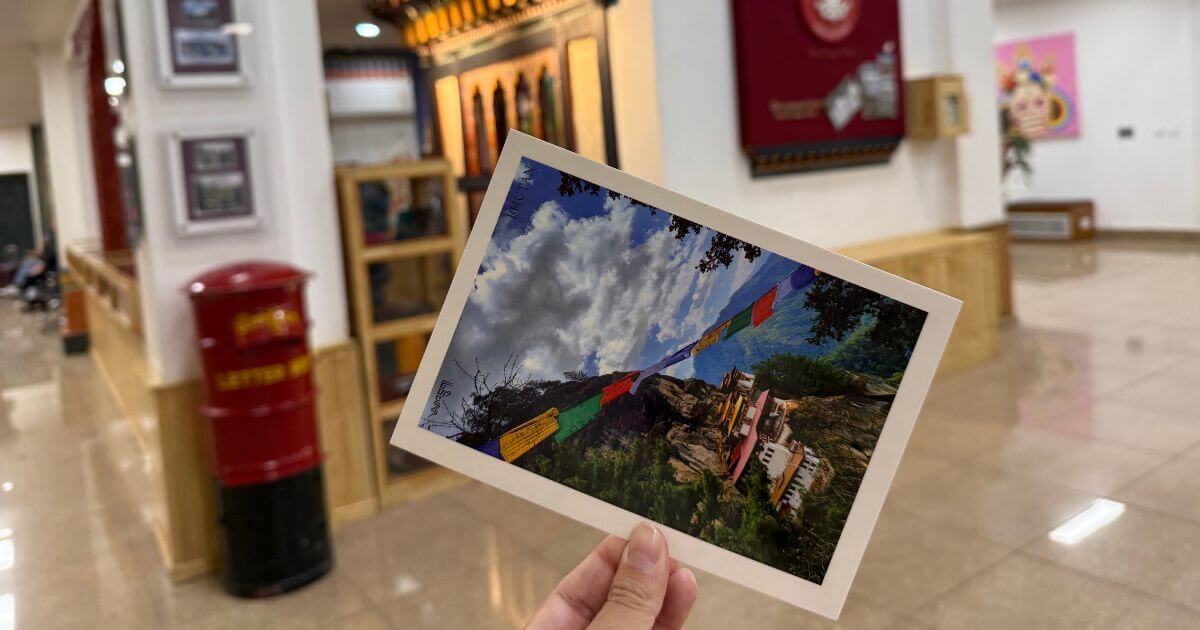 不丹國家郵政局個人郵票 Bhutan Post Office 不丹郵票收藏,色彩繽紛的各式主題郵票排列於桌面
