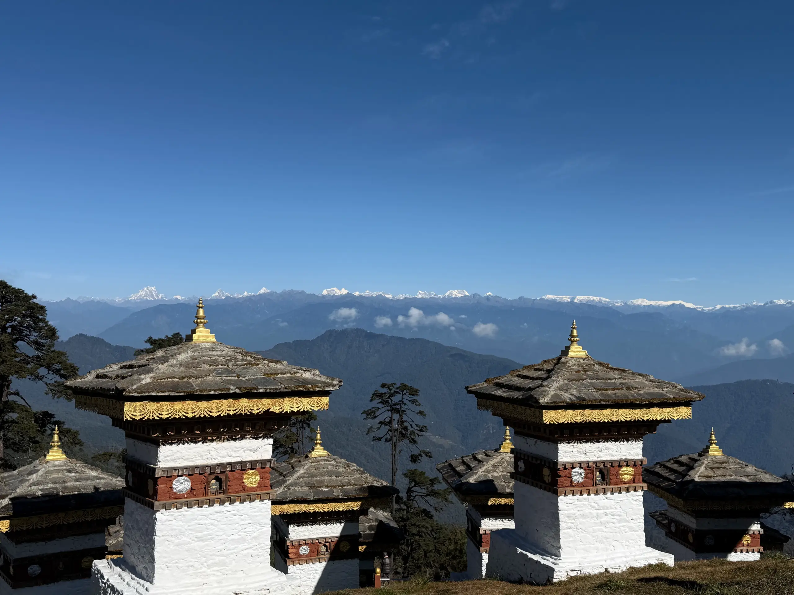 竹旺耶 108 佛塔 Druk Wangyal Chortens 不丹多楚拉山口竹旺耶 108 座佛塔群,白色佛塔沿山丘層層排列