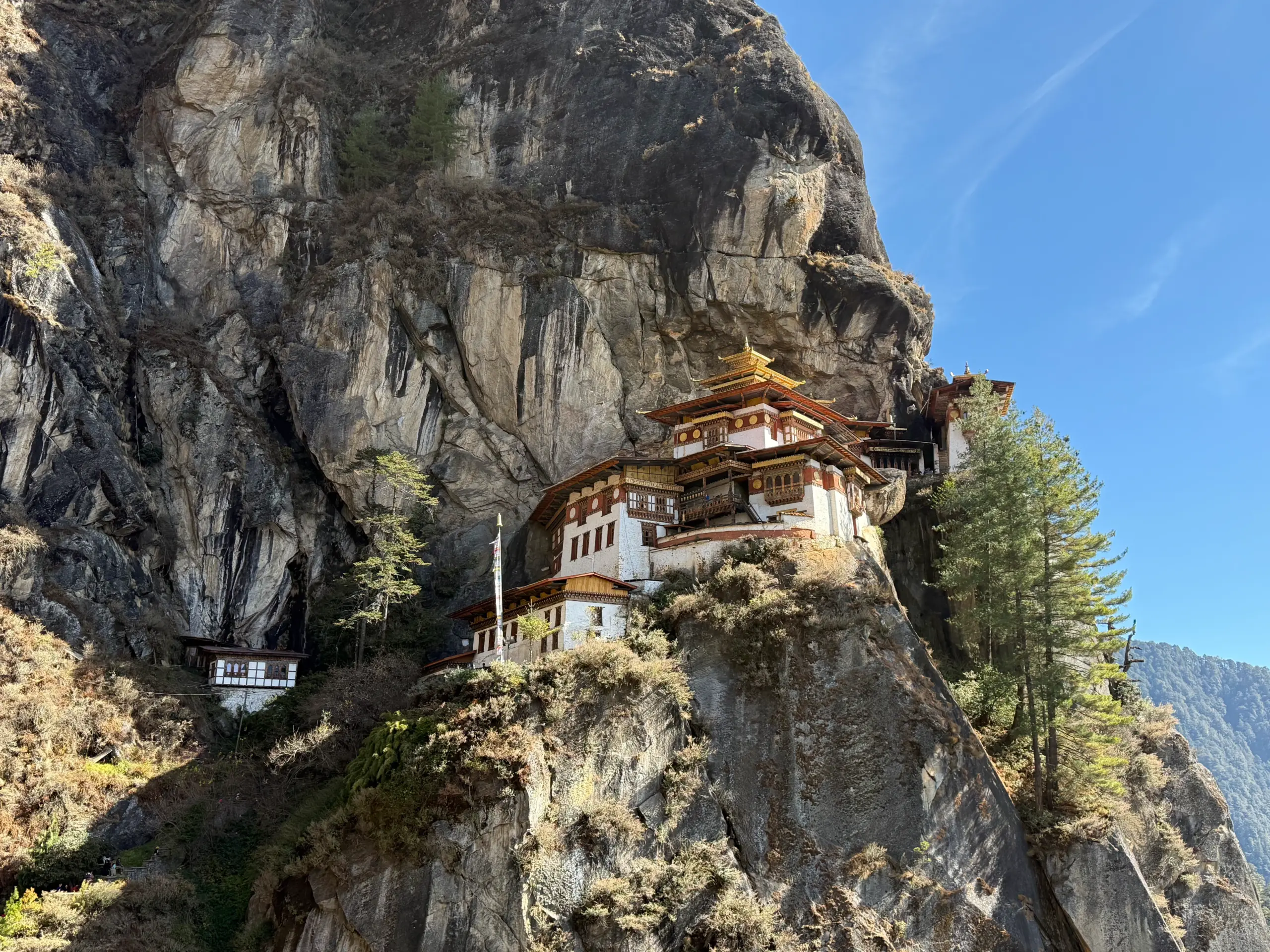 虎穴寺 Tiger's Nest Monastery 不丹帕羅虎穴寺,白牆金頂寺院建於九百公尺高懸崖峭壁上