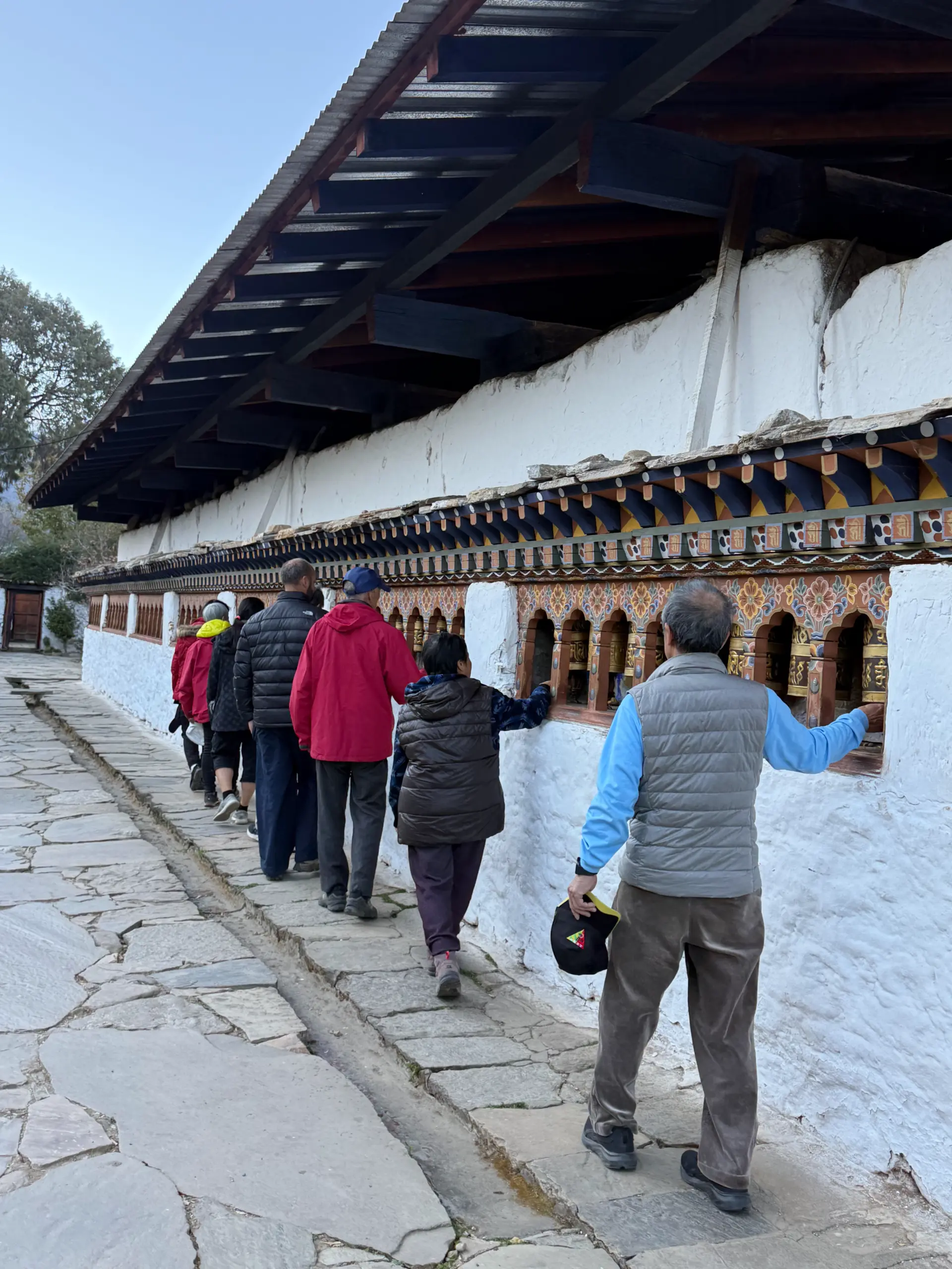 祈楚寺 Kyichu Lhakhang Temple 不丹祈楚寺迴廊的金色轉經筒與繞行祈福的信眾