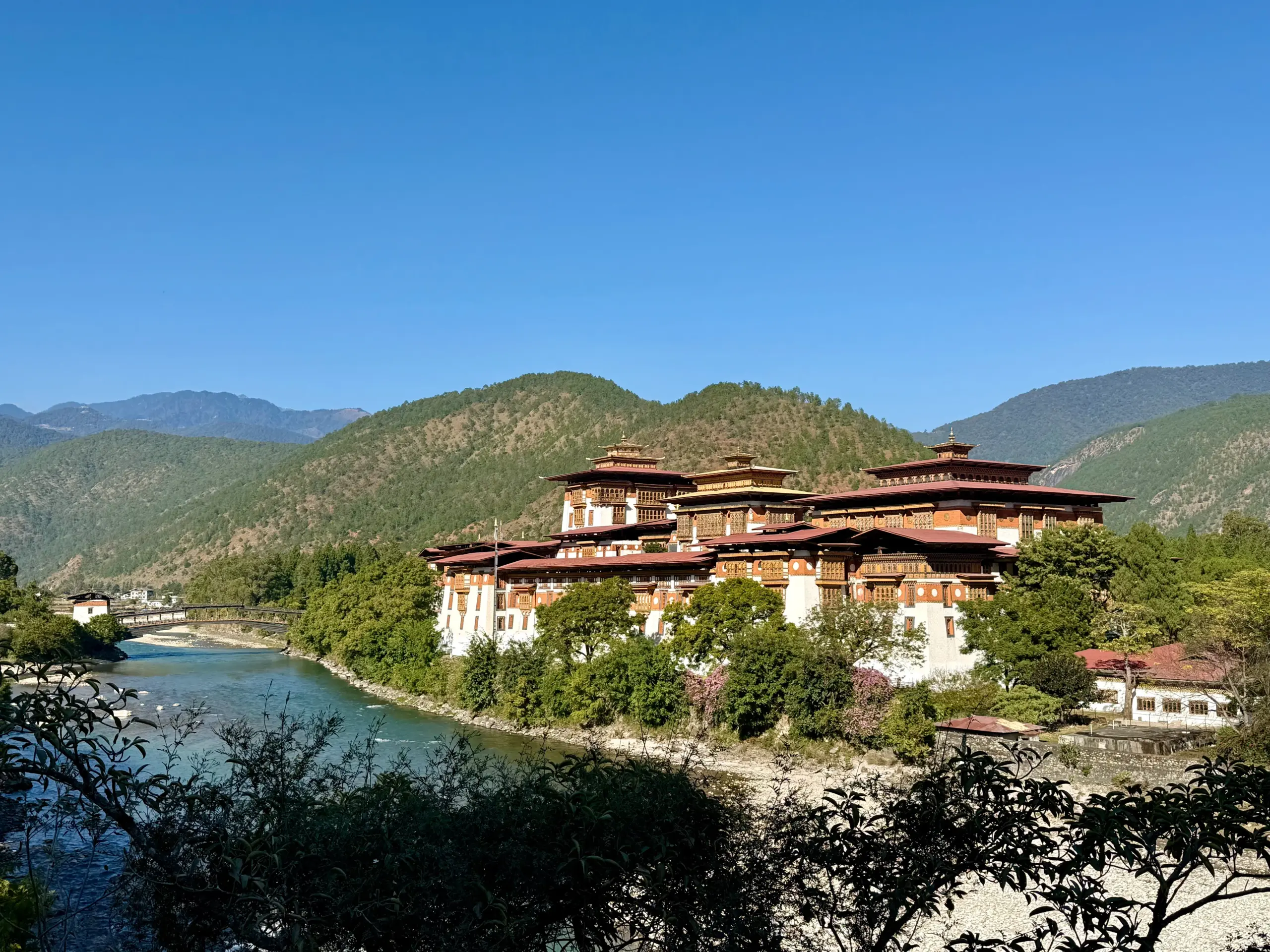 普那卡宗堡 Punakha Dzong 不丹普那卡宗堡,白牆紅頂建築群座落於兩河交會處,前方為碧綠河水