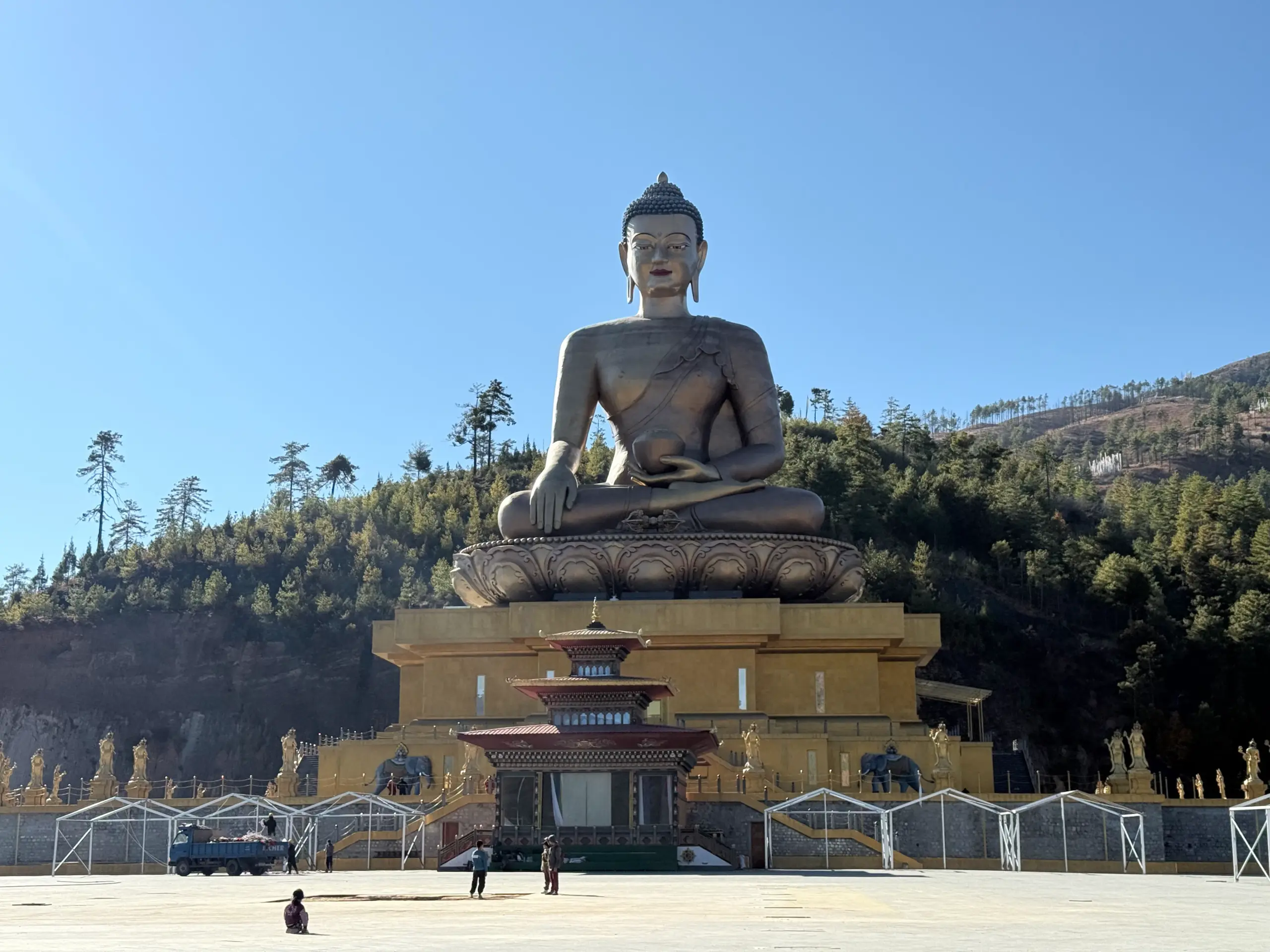 釋迦牟尼大佛 Buddha Dordenma 不丹廷布釋迦牟尼大佛,巨型金身大佛端坐於山丘平台俯瞰廷布河谷