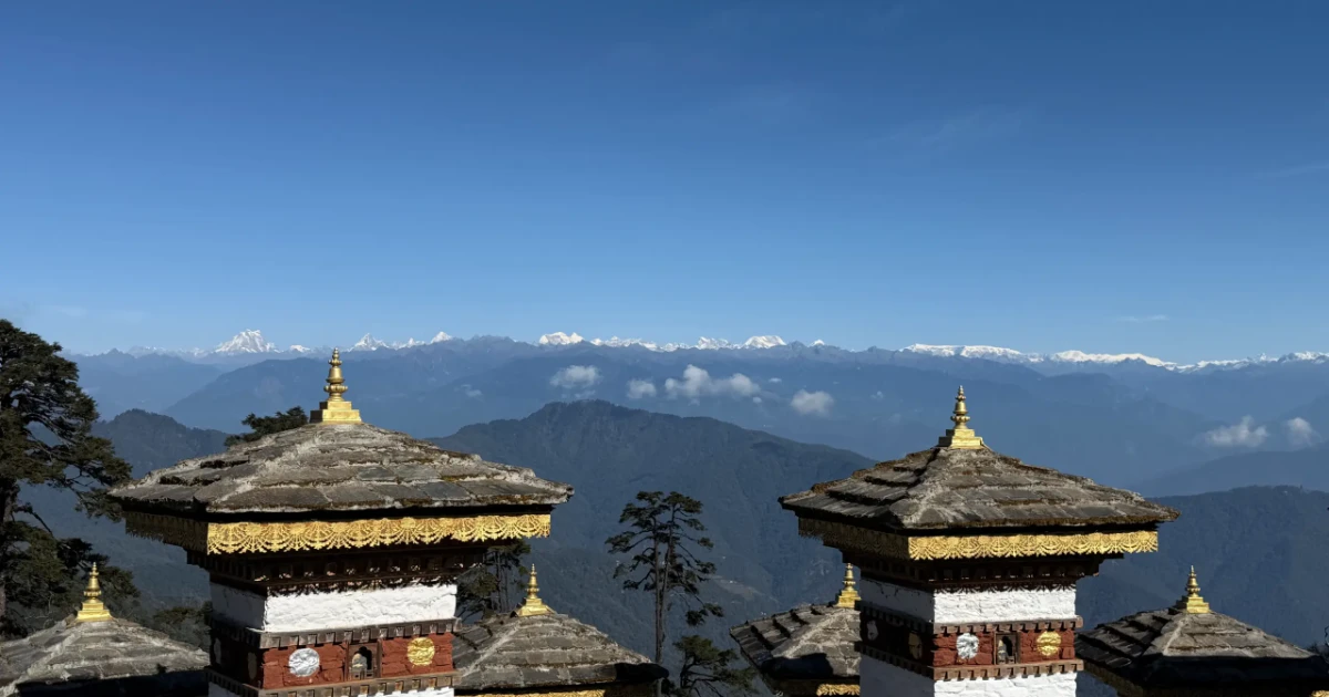 多楚拉山口 108 佛塔 多楚拉山口上的珠克旺噶爾 108 座佛塔群與遠方喜馬拉雅山脈