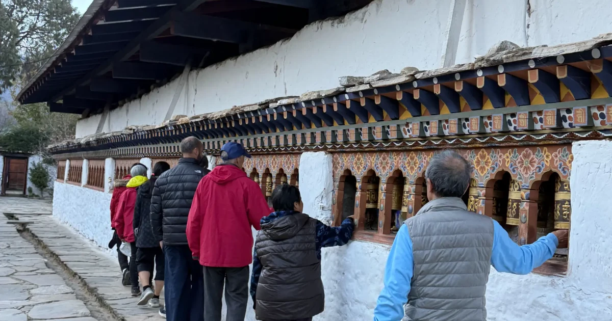 奇楚拉康轉經廊 奇楚拉康寺長廊上的排列轉經輪與轉經的朝聖者