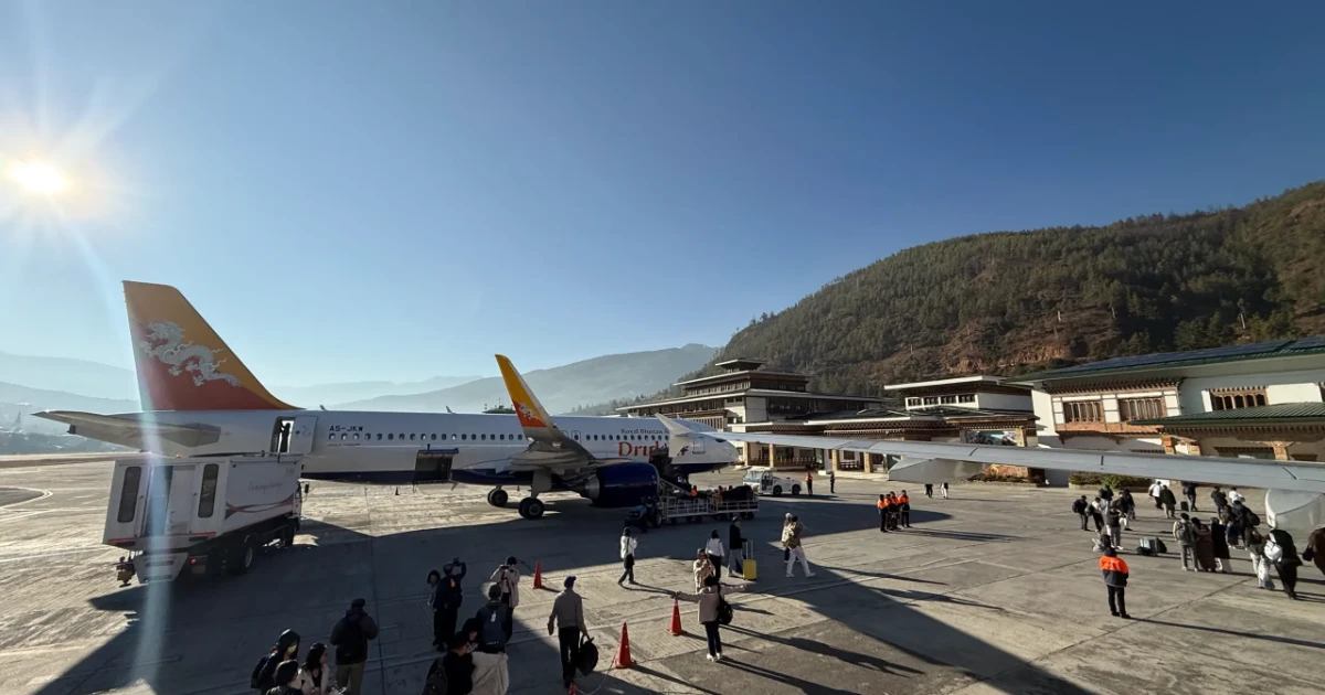 帕羅國際機場 不丹帕羅國際機場停機坪上的不丹皇家航空客機與環繞群山
