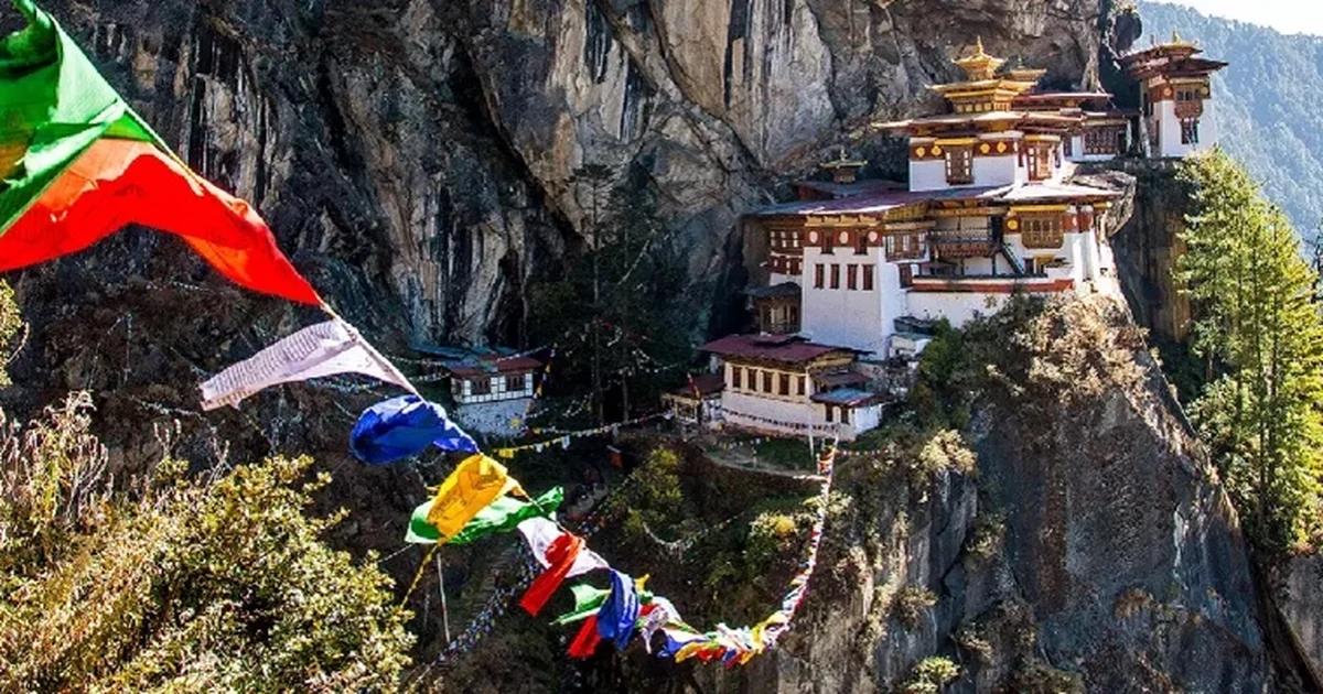 虎穴寺 懸崖峭壁上的虎穴寺與前景飄揚的五色經幡