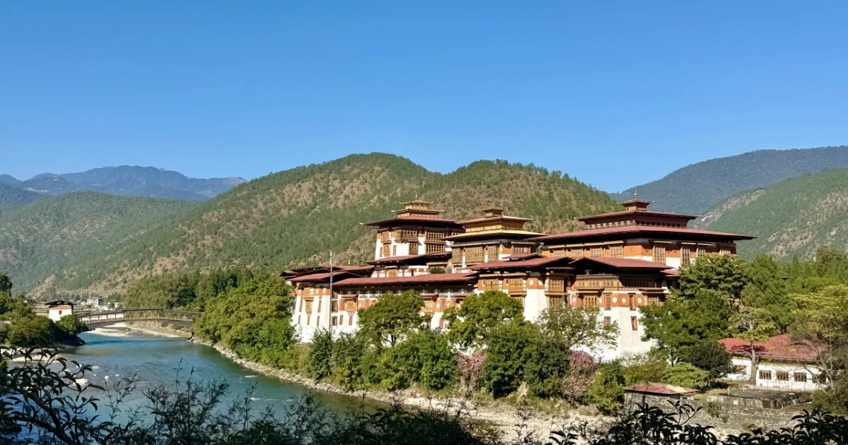 普那卡宗 普那卡宗堡矗立於父河母河交匯處,白牆金頂與翠綠山谷