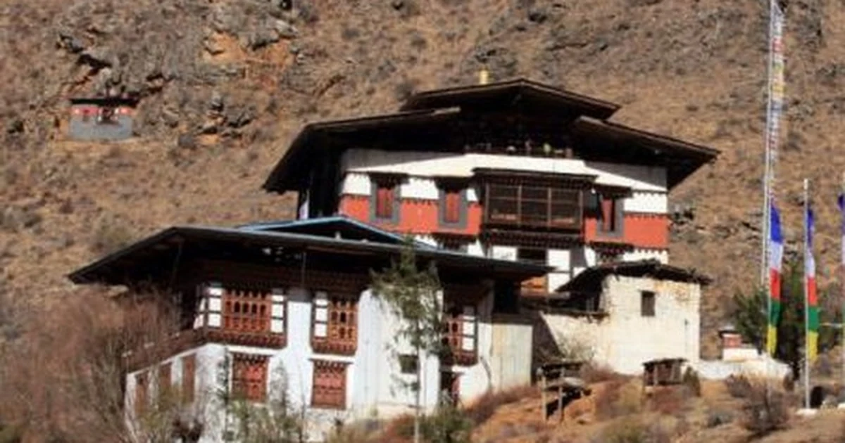 塔秋拉康與鐵索橋 不丹帕羅山谷中的塔秋拉康寺院,依山壁而建的白牆紅頂建築