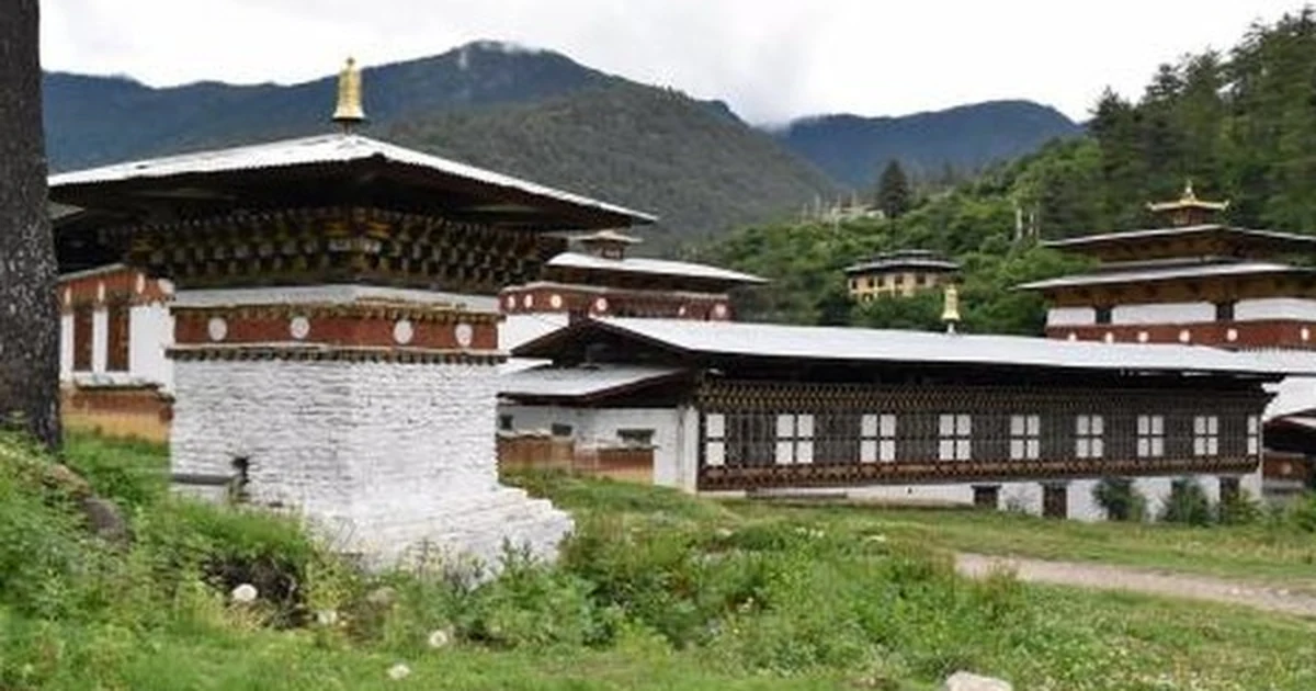 廷布札西確宗 不丹首都廷布的札西確宗,白牆金頂的傳統宗堡建築與遠方山巒