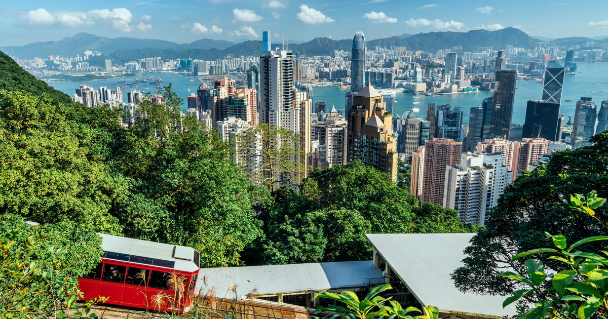 香港太平山頂纜車與市景 紅色山頂纜車行駛於太平山,遠眺香港市區高樓與維多利亞港
