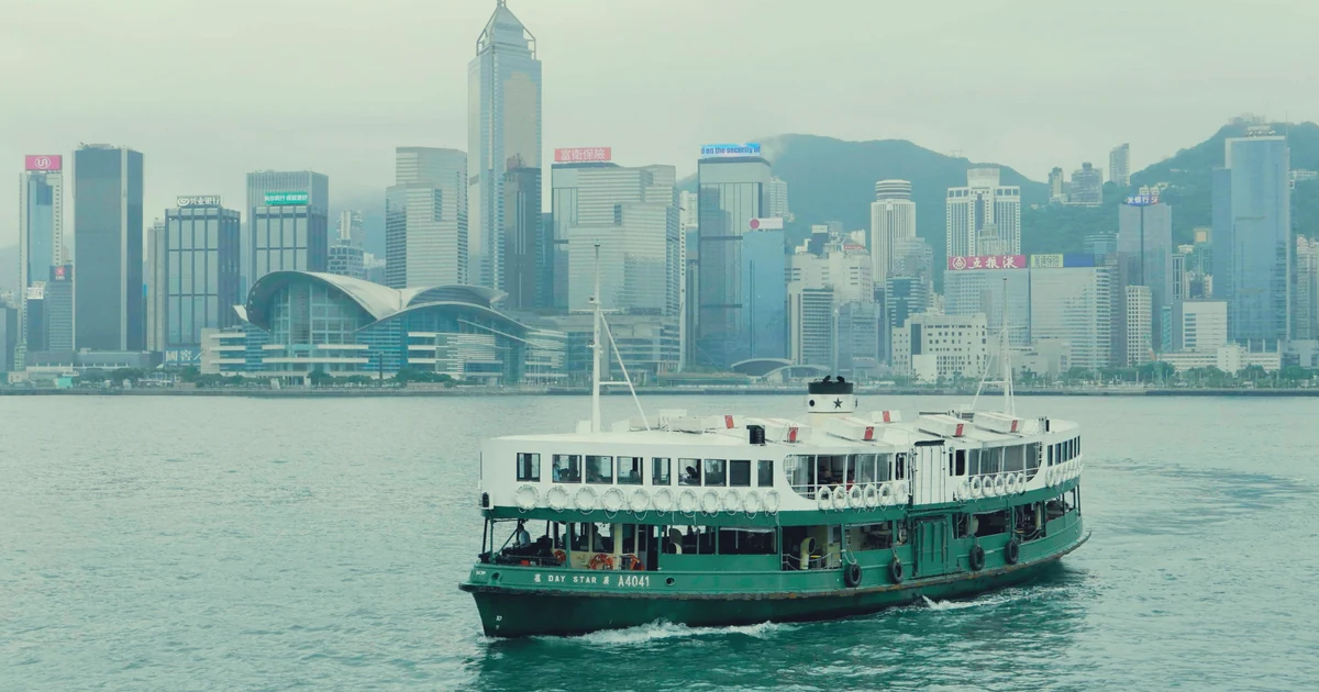 香港天星小輪與維多利亞港 綠白色天星小輪橫渡維多利亞港,背景為香港島高樓天際線